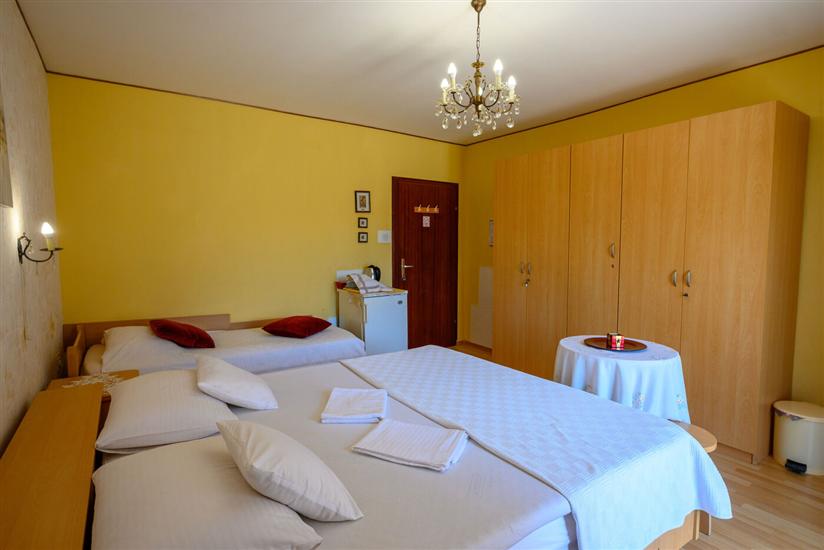 Room S1, for 2 persons