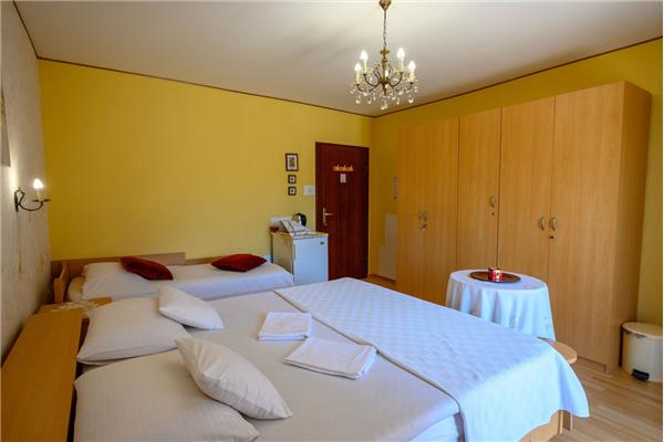 Room S1, for 2 persons