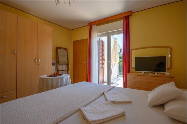 Room S1, for 2 persons