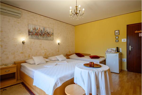Room S1, for 2 persons