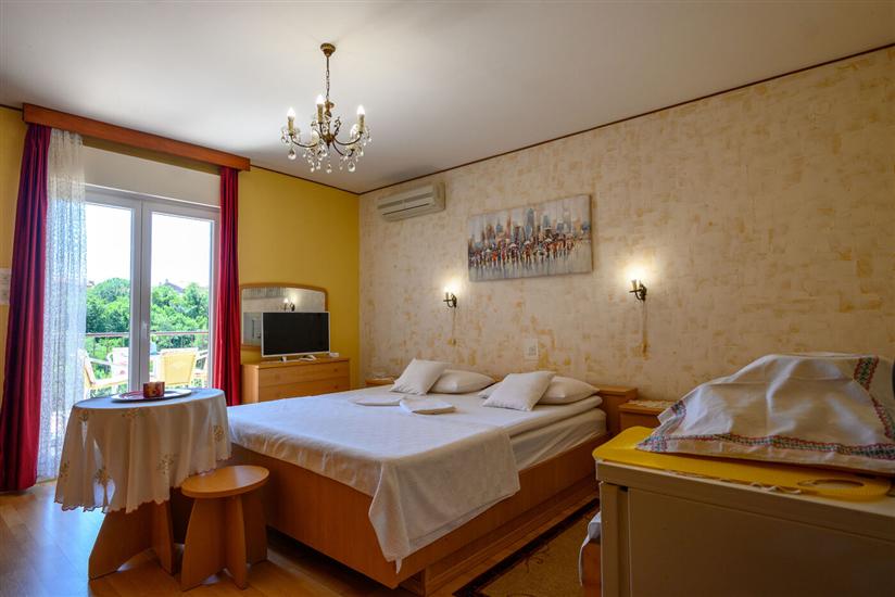 Room S1, for 2 persons