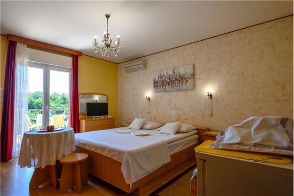 Room S1, for 2 persons