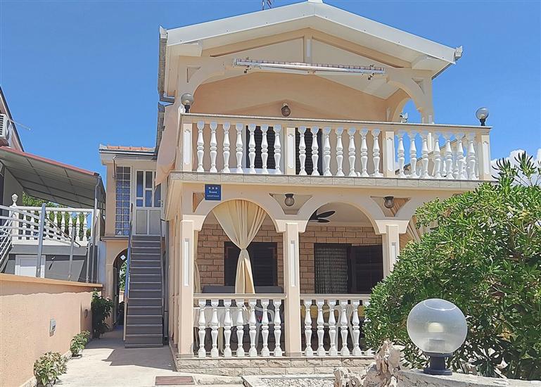 Apartment A1, for 5 persons