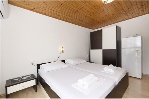 Room S1, for 2 persons