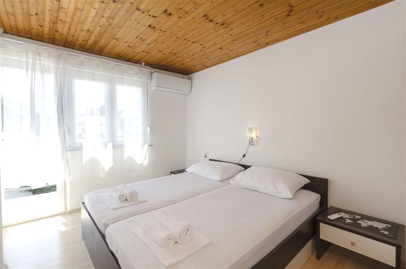Room S1, for 2 persons