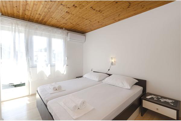 Room S1, for 2 persons