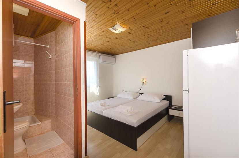 Room S1, for 2 persons