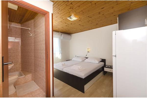 Room S1, for 2 persons