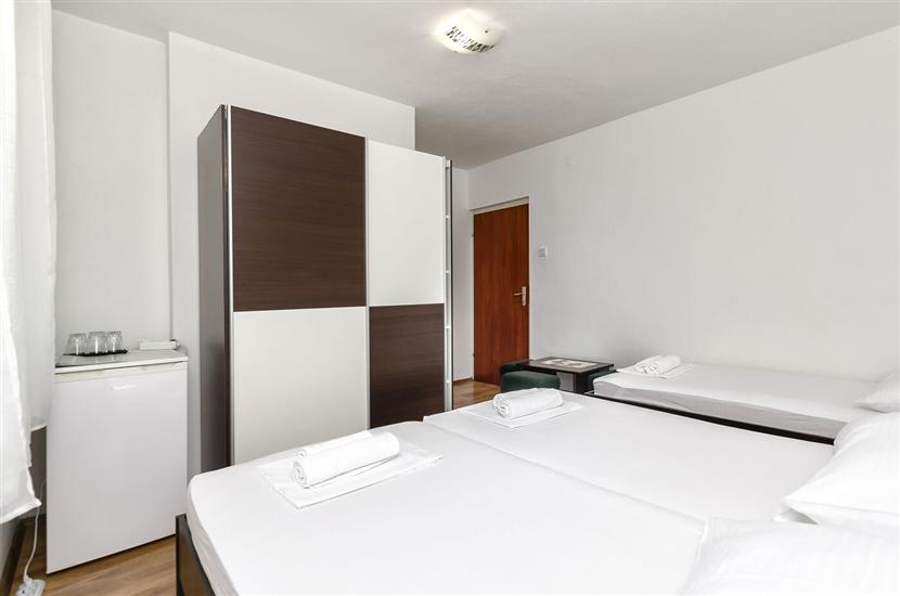 Room S2, for 3 persons