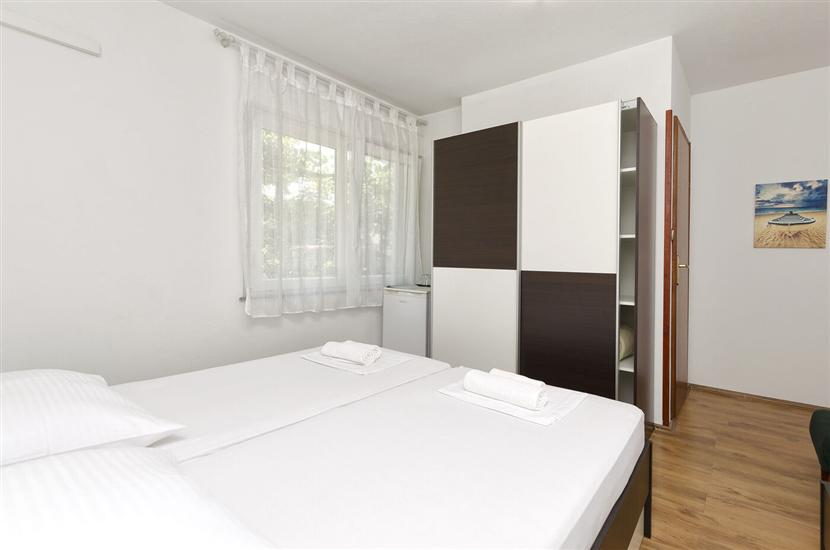 Room S2, for 3 persons