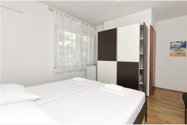 Room S2, for 3 persons