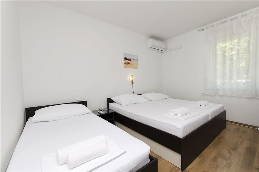 Room S2, for 3 persons