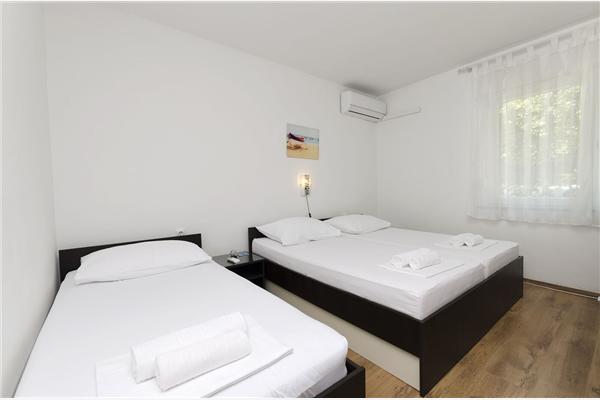 Room S2, for 3 persons