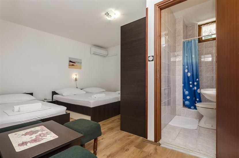 Room S2, for 3 persons