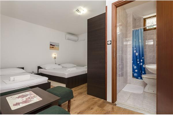 Room S2, for 3 persons