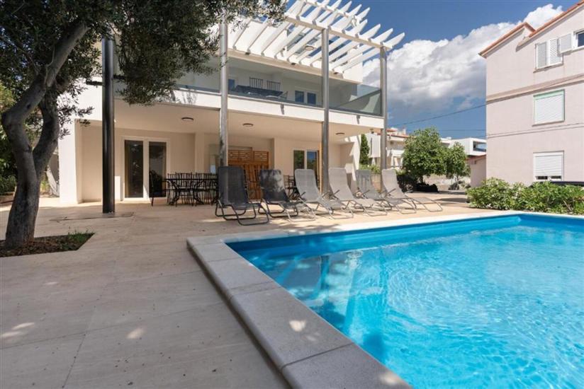 Apartments Villa Amfora with Pool