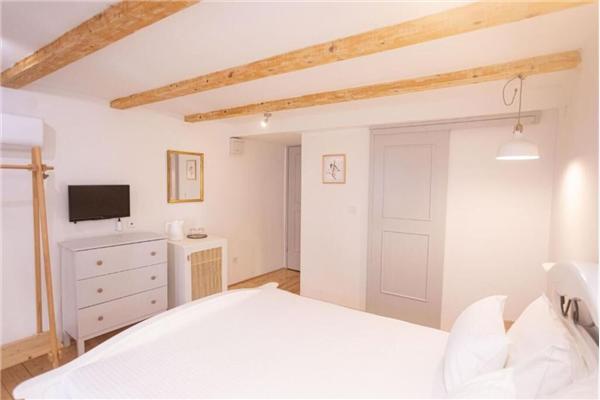 Room S1, for 2 persons