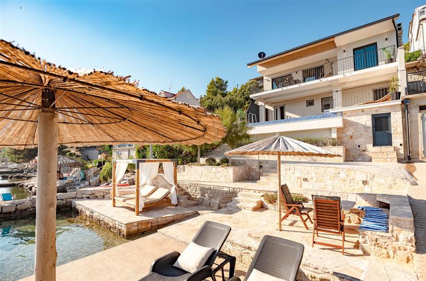 Villa Beachfront Holiday Villa Karbuni