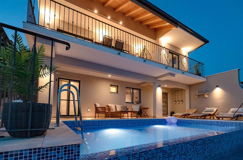 Villa Beachfront Holiday Villa Karbuni
