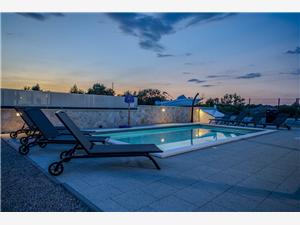 Vila Villa Pure Vodice, Kvadratura 120,00 m2, Smještaj s bazenom, Zračna udaljenost od mora 250 m