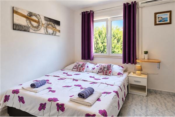 Room S1, for 2 persons