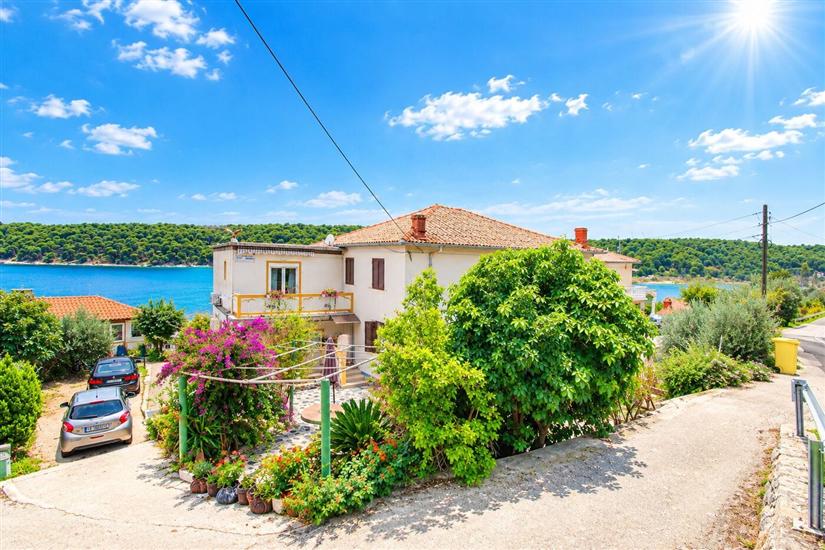 Apartments Ivi