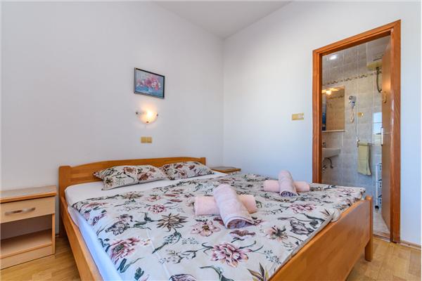Room S1, for 2 persons