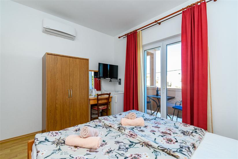 Room S1, for 2 persons