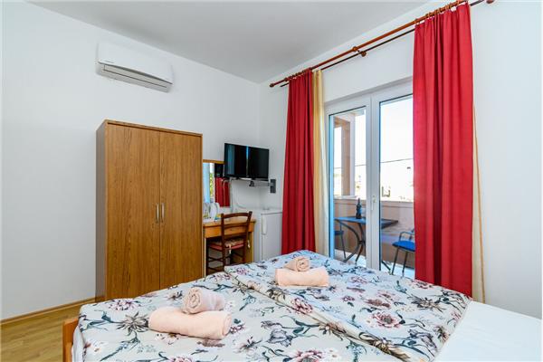 Room S1, for 2 persons