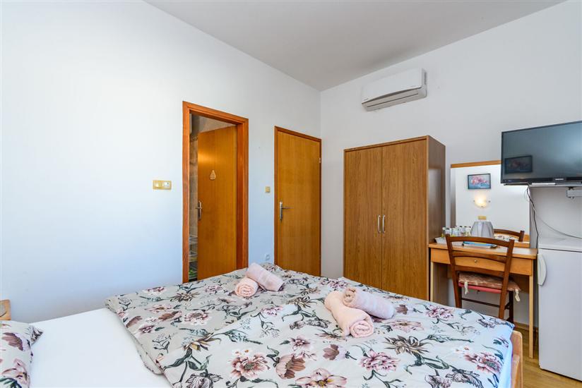 Room S1, for 2 persons