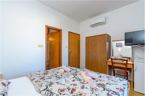 Room S1, for 2 persons