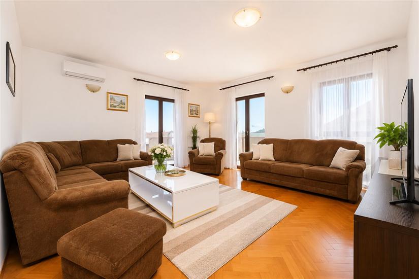 House K1, for 20 persons