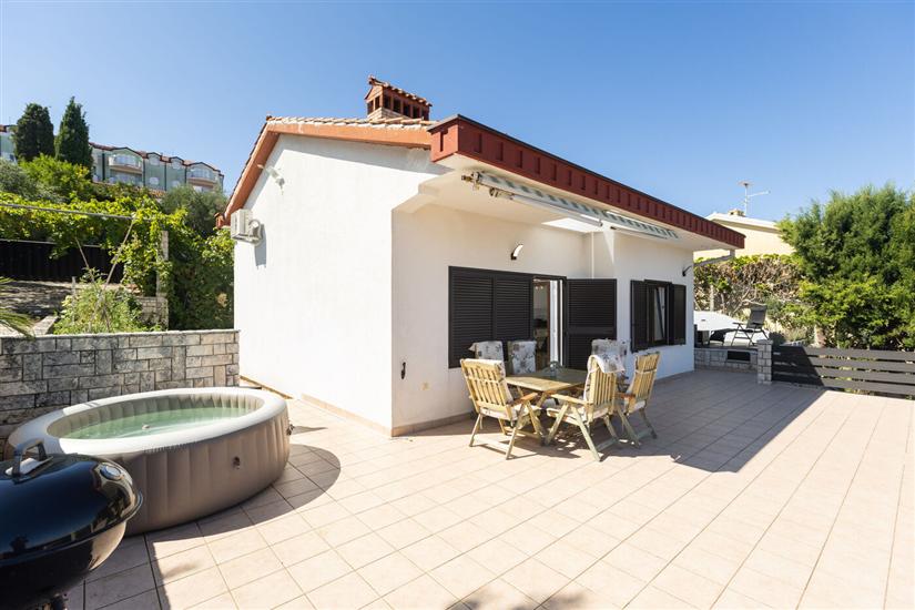 Apartman Apartment Pavlin 1 with pool & jacuzzi