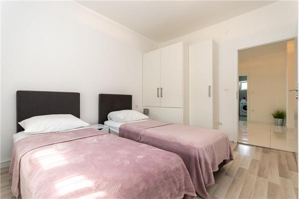 House K1, for 12 persons