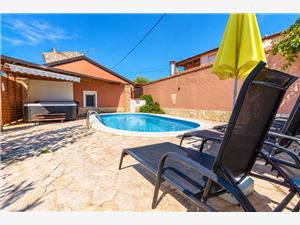 House Cancin Porec, Size 85.00 m2, Accommodation with pool, Airline distance to town centre 700 m