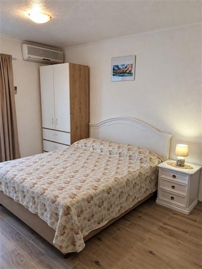 Room S2, for 3 persons