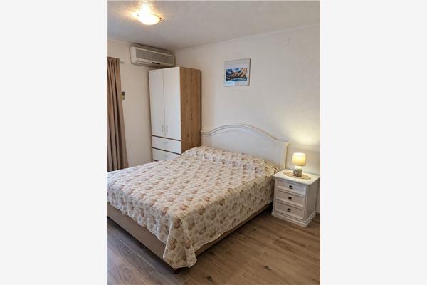 Room S2, for 3 persons