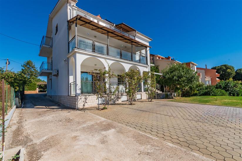 Apartments Tomy