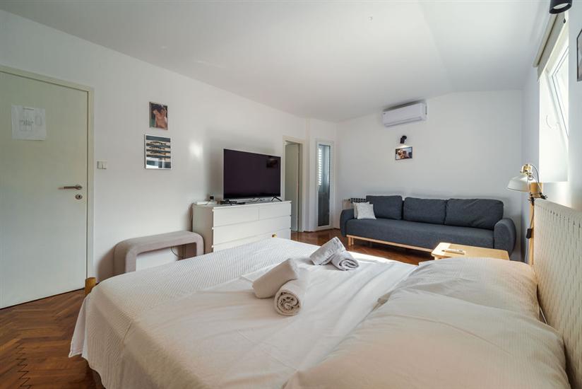House A1, for 11 persons