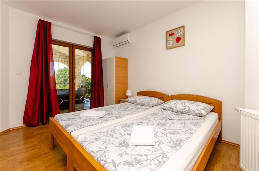 Room S1, for 3 persons