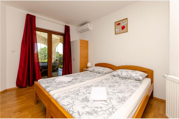 Room S1, for 3 persons