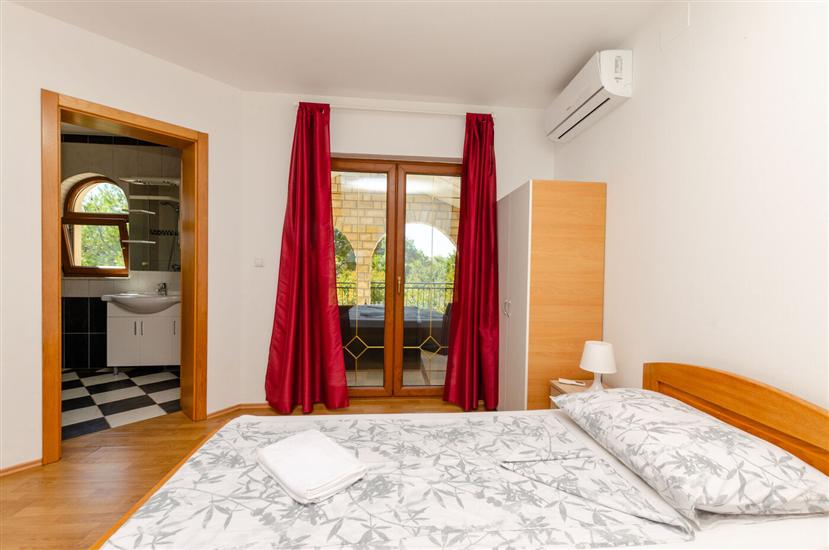 Room S1, for 3 persons