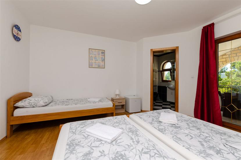Room S1, for 3 persons