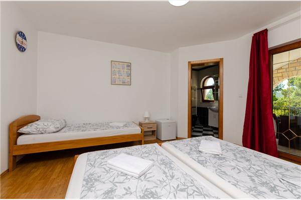 Room S1, for 3 persons