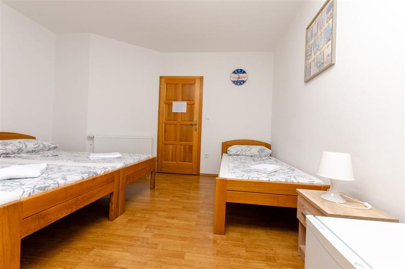 Room S1, for 3 persons