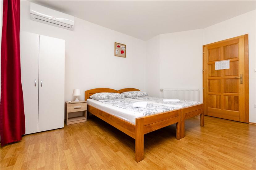 Room S1, for 3 persons