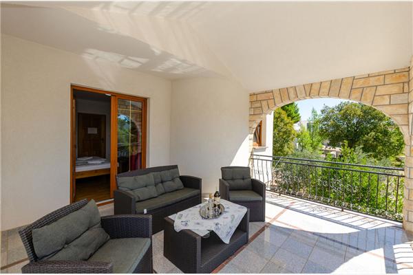 Room S1, for 3 persons