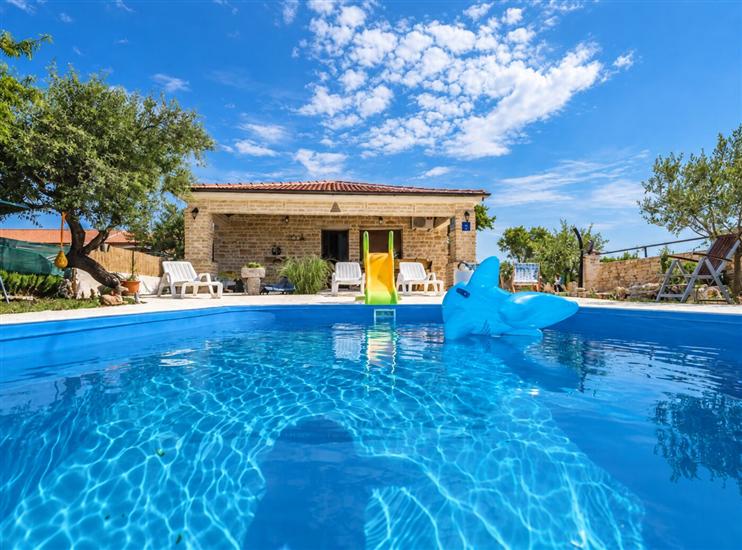 House Anita Family Retreat with Pool Pet Friendly
