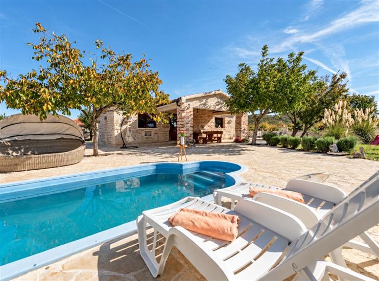 House Anita 2 Family Retreat with Pool Pet Friendly