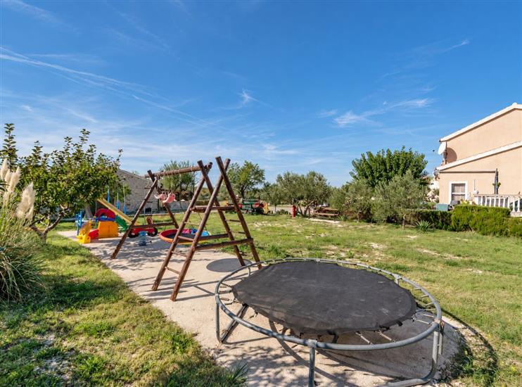 House Anita 2 Family Retreat with Pool Pet Friendly
